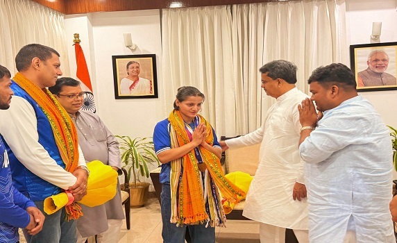 Tripura CM Dr Manik Saha felicitates state’s ace Judoka Asmita Dey who secured gold in CWG 2026.